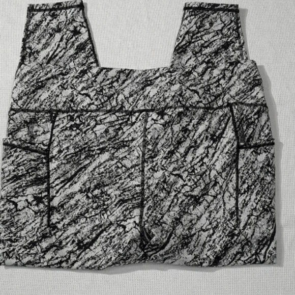 NWT All in Motion High Rise Black & White Legging - Picture 6 of 6